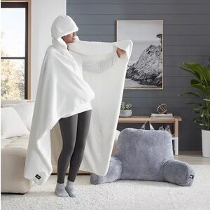 NWT Ugg Avery Hooded Throw Blanket in White